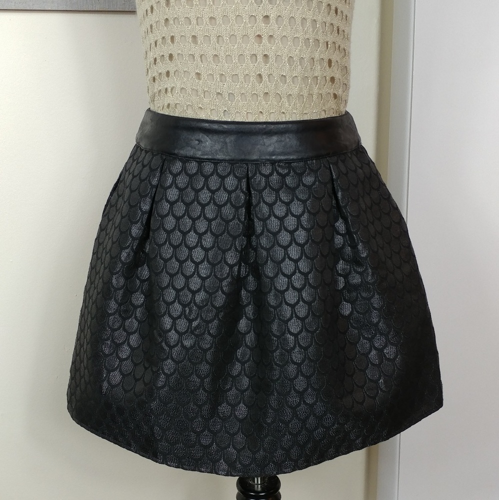 Black Metallic Textured Bubble Skirt - Women - Picture 2 of 9